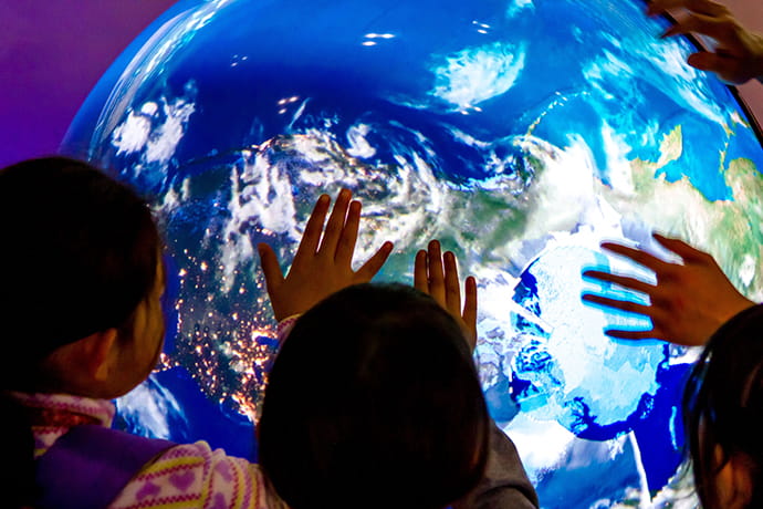 21世紀のデジタル地球儀「触れる地球」